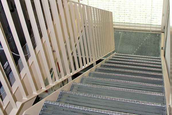 Stahltreppe mit Gitterrosttritten
