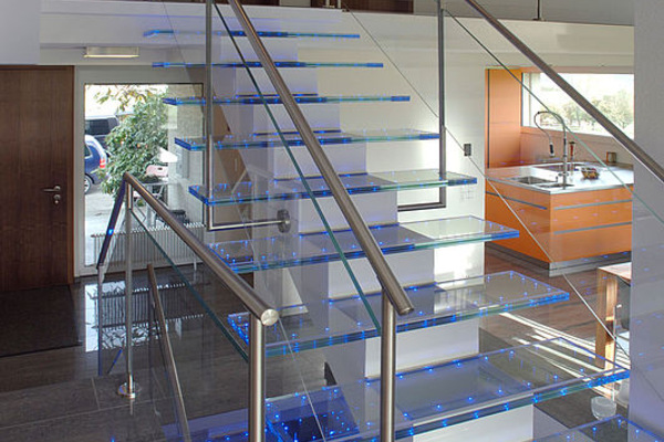 Treppengeländer mit Glasfüllung und Handlauf aus Chrom-Nickelstahl geschliffen