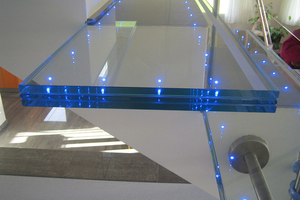 Glastritte mit integrierten LED