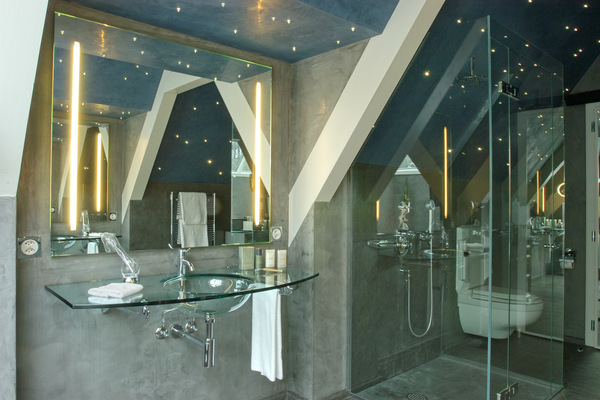 Badezimmerspiegel mit Leuchtstreifen
